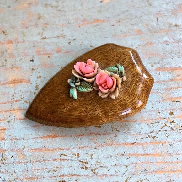 Vintage 1940s Art Nouveau Celluloid Rose Floral Wooden Shield Brooch - Picture 4 of 6